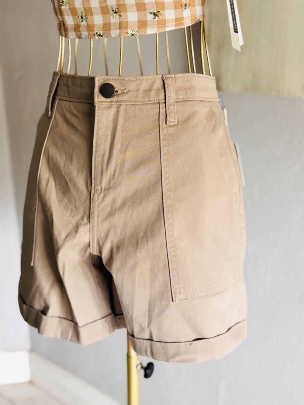 Caslon Women’s Beige Cargo Shorts • NWT • Size 4